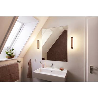 Kleines, modernes Badezimmer mit Dachfenster. Ein rechteckiger Spiegel hängt über einem weißen Waschbecken. Beleuchtung an den Seiten.