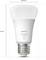 Weiße LED-Glühbirne mit E27-Fassung, Philips Hue weiß 1100. Maße: 110 mm hoch, 60 mm Durchmesser.