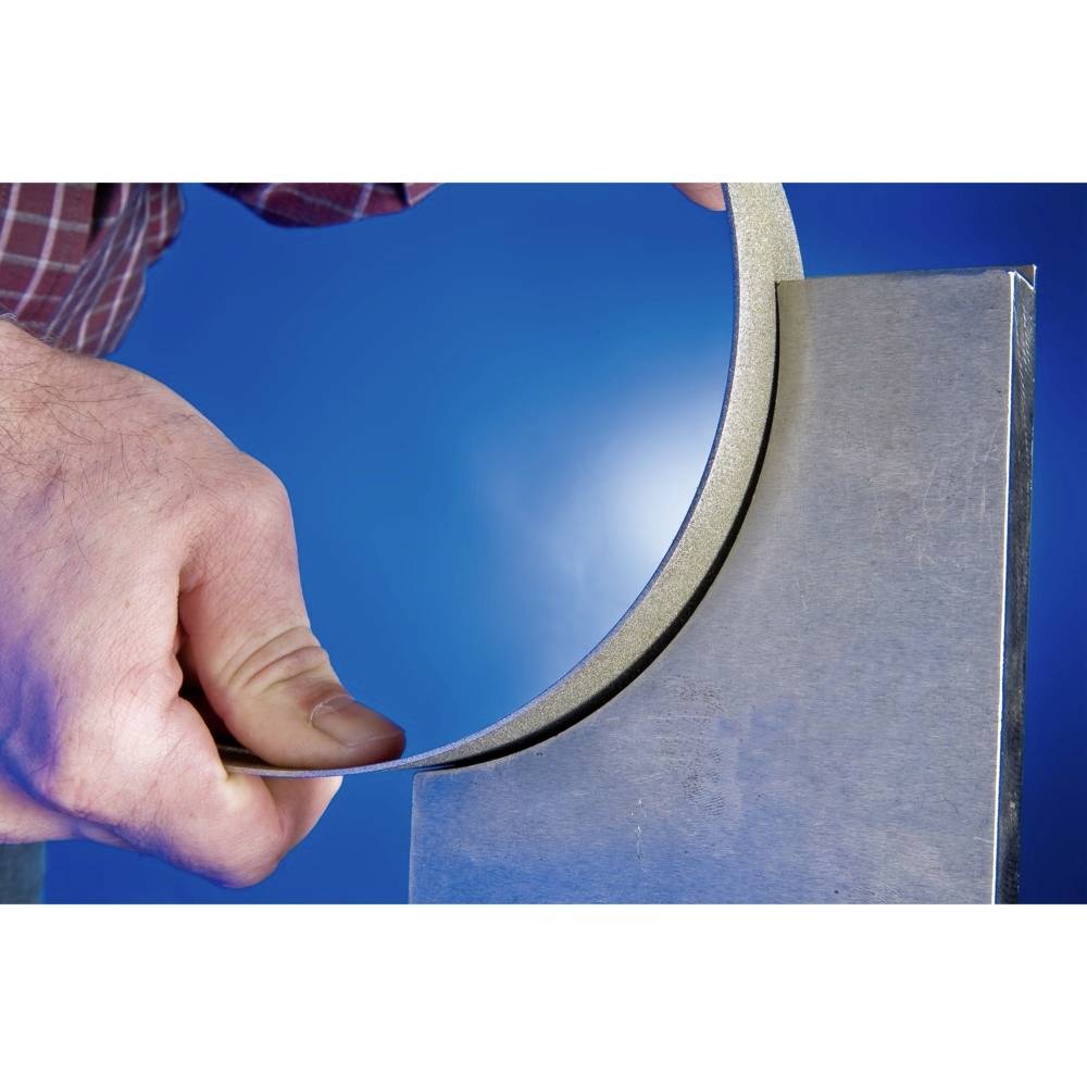Eine Person hält eine dünne Metallplatte mit beiden Händen, biegt sie leicht, um Flexibilität oder Stärke zu demonstrieren.