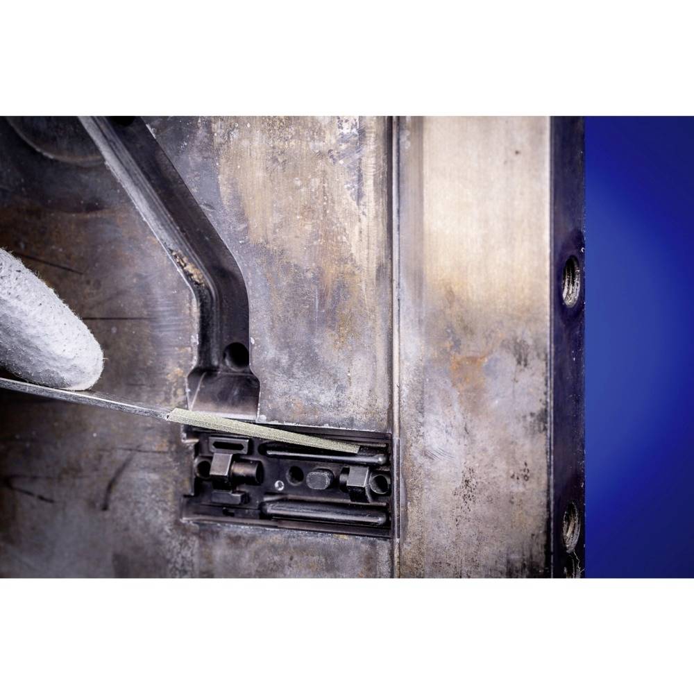 Ein technisches Bauteil aus Metall mit Hebelmechanismus vor einem blauen Hintergrund, vielleicht Teil eines größeren Geräts oder einer Maschine.