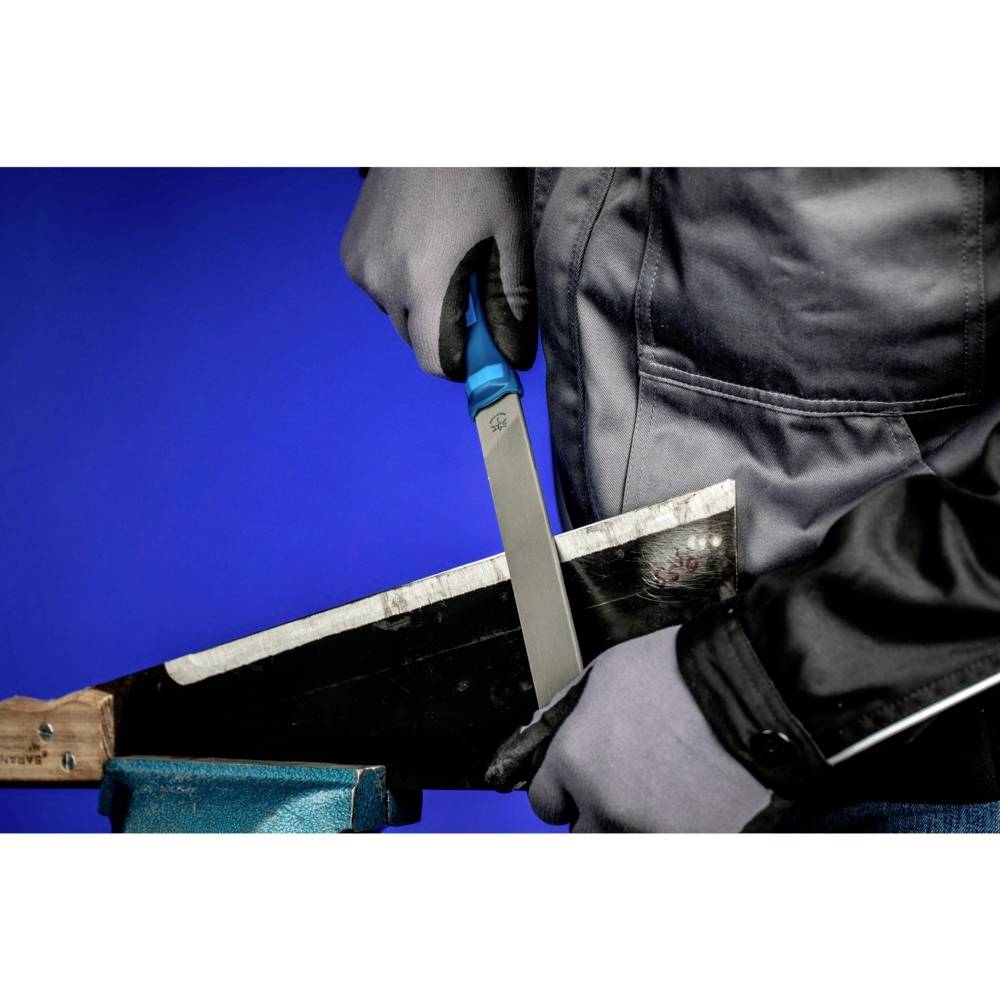 Person feilt mit einer Feile einen Gegenstand. Trägt Handschuhe und Schutzkleidung. Sicherheitsbewusste Arbeit. Hintergrund blau.