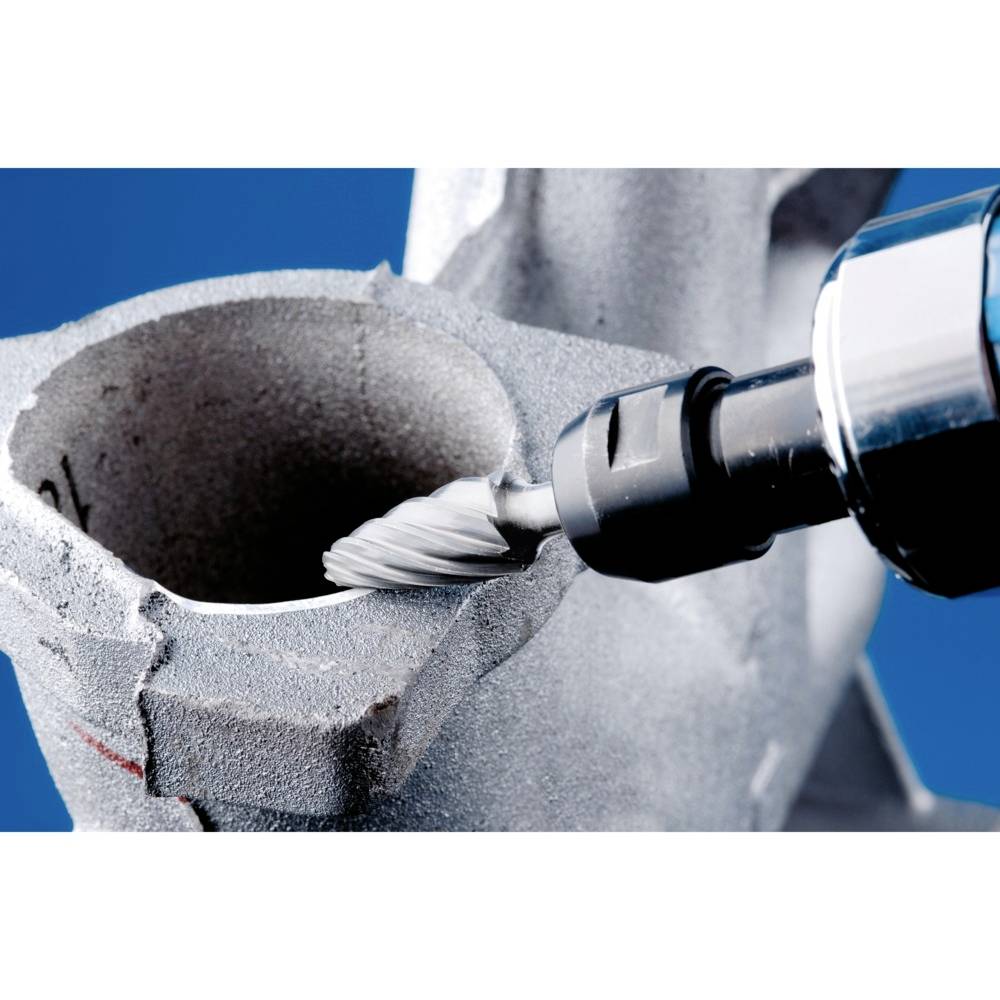 Eine Fräsmaschine bearbeitet ein Stück Metall, entfernt Material von der Oberfläche. Die Szene vermittelt industrielle Präzision und Technik.