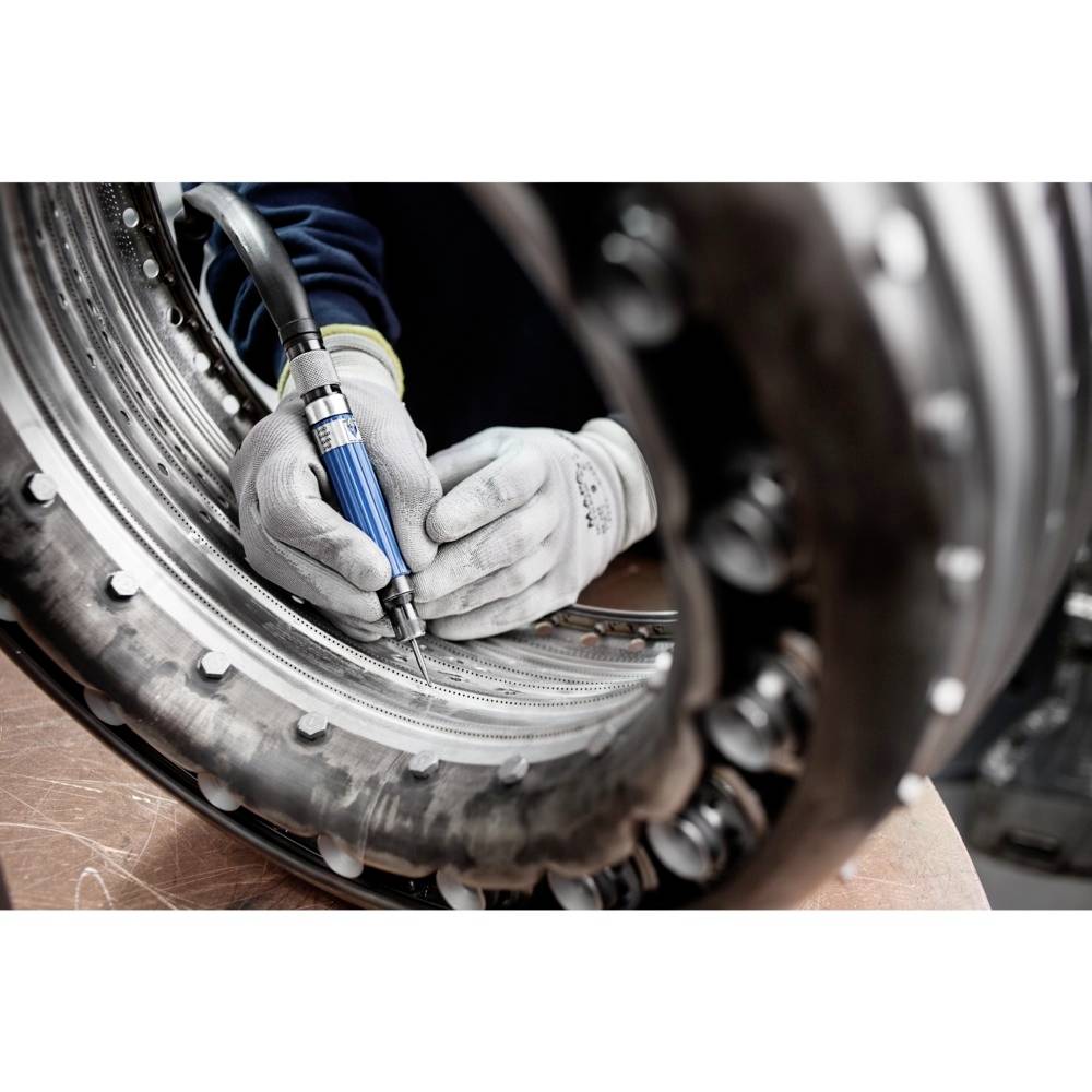 Nahaufnahme eines Mechanikers, der ein Werkzeug verwendet, um an der Innenseite eines großen Metallringes oder Rades zu arbeiten.