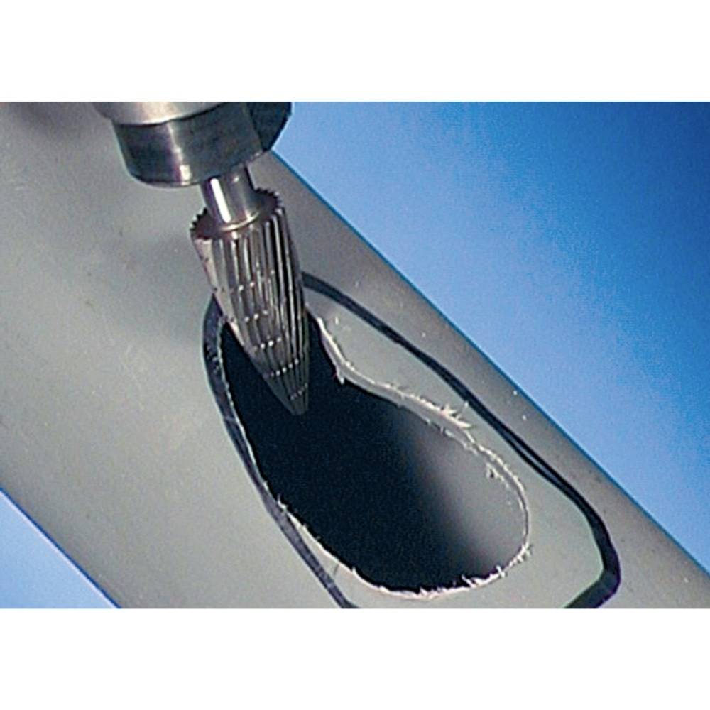 Ein Fräser bearbeitet ein ovales Loch in einem grauen Rohr. Die Umgebung ist blau. Der Fräser hat eine spiralige Struktur.