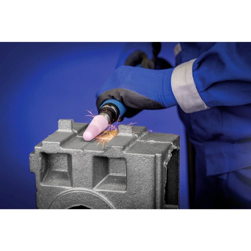 Eine Person schleift mit einem Winkelschleifer Metall. Funken sprühen. Die Person trägt blaue Schutzkleidung und Handschuhe.