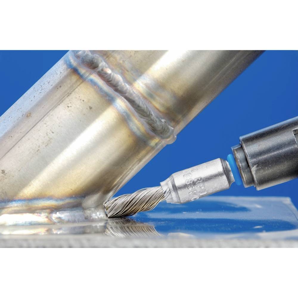 Ein Metallrohr wird mit einem Fräser bearbeitet. Das Rohr ist schräg positioniert und zeigt Anzeichen einer vorherigen Schweißnaht.