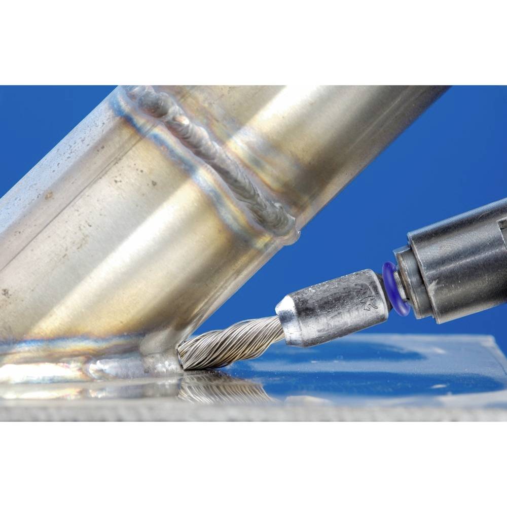 Metallbearbeitung: Eine Metallfräse bearbeitet eine Schweißnaht an einem Rohr, vor blauem Hintergrund.