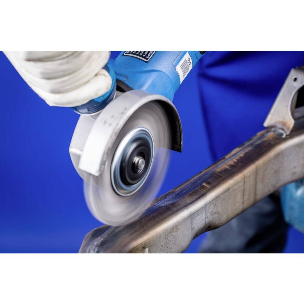Eine Person schleift mit einer Schleifmaschine Metall. Funken fliegen, während die Maschine über die Metalloberfläche gleitet.
