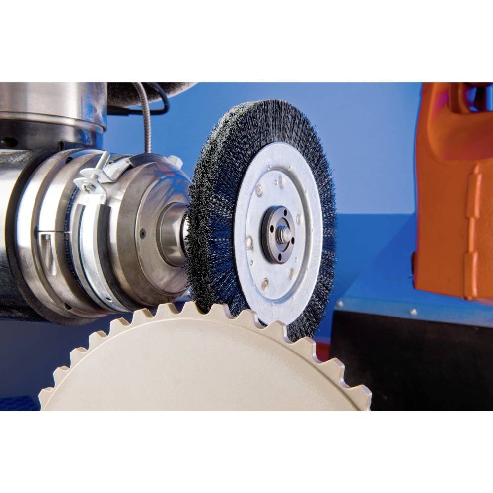 Maschine mit rotierendem Schleifrad bearbeitet Metallscheibe. Details zu Werkstoffen oder Anwendungsszenarien fehlen.