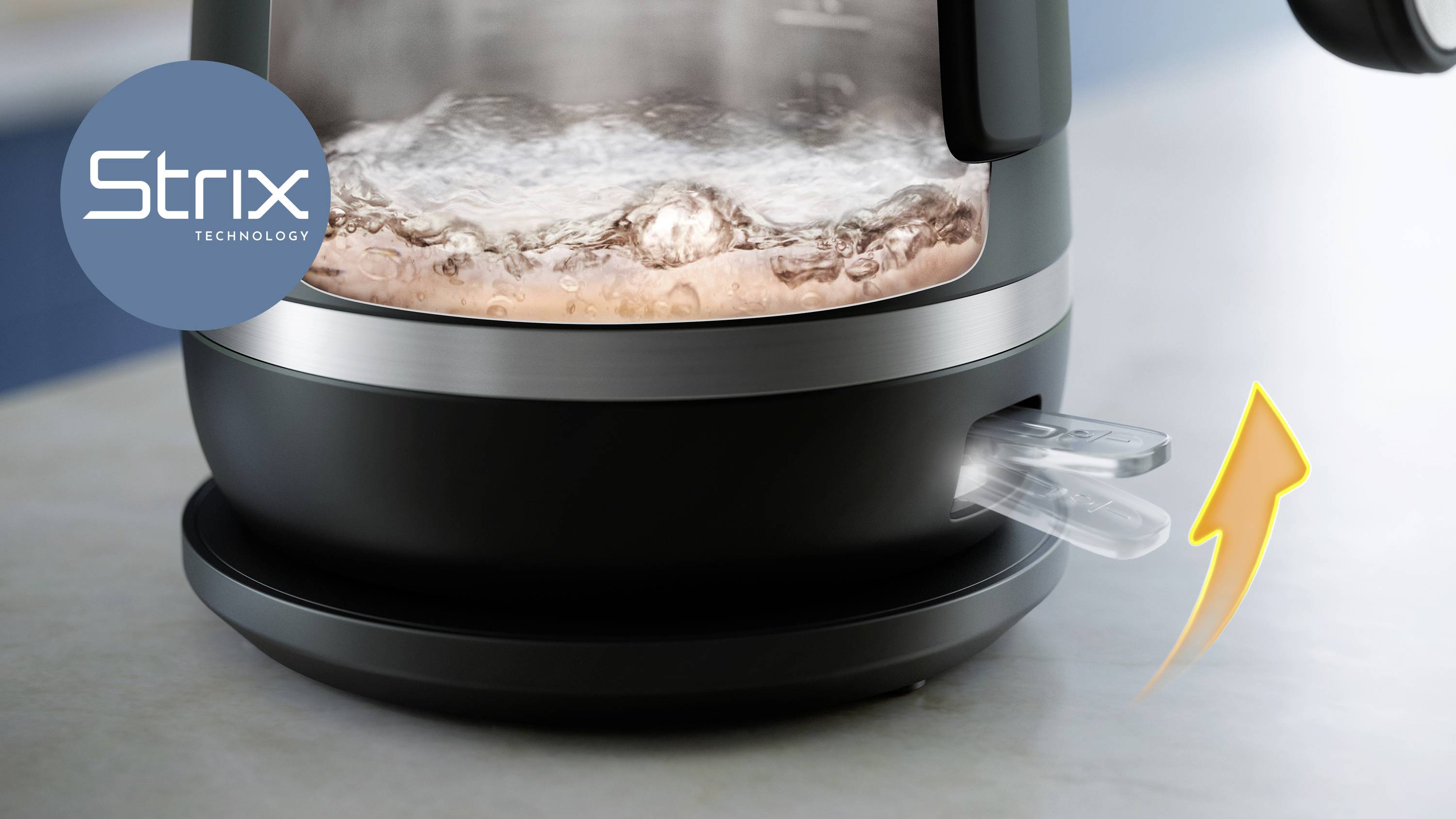 Ein Wasserkocher mit Strix-Technologie zeigt kochendes Wasser und einen Pfeil, der auf den Ausgießer weist.