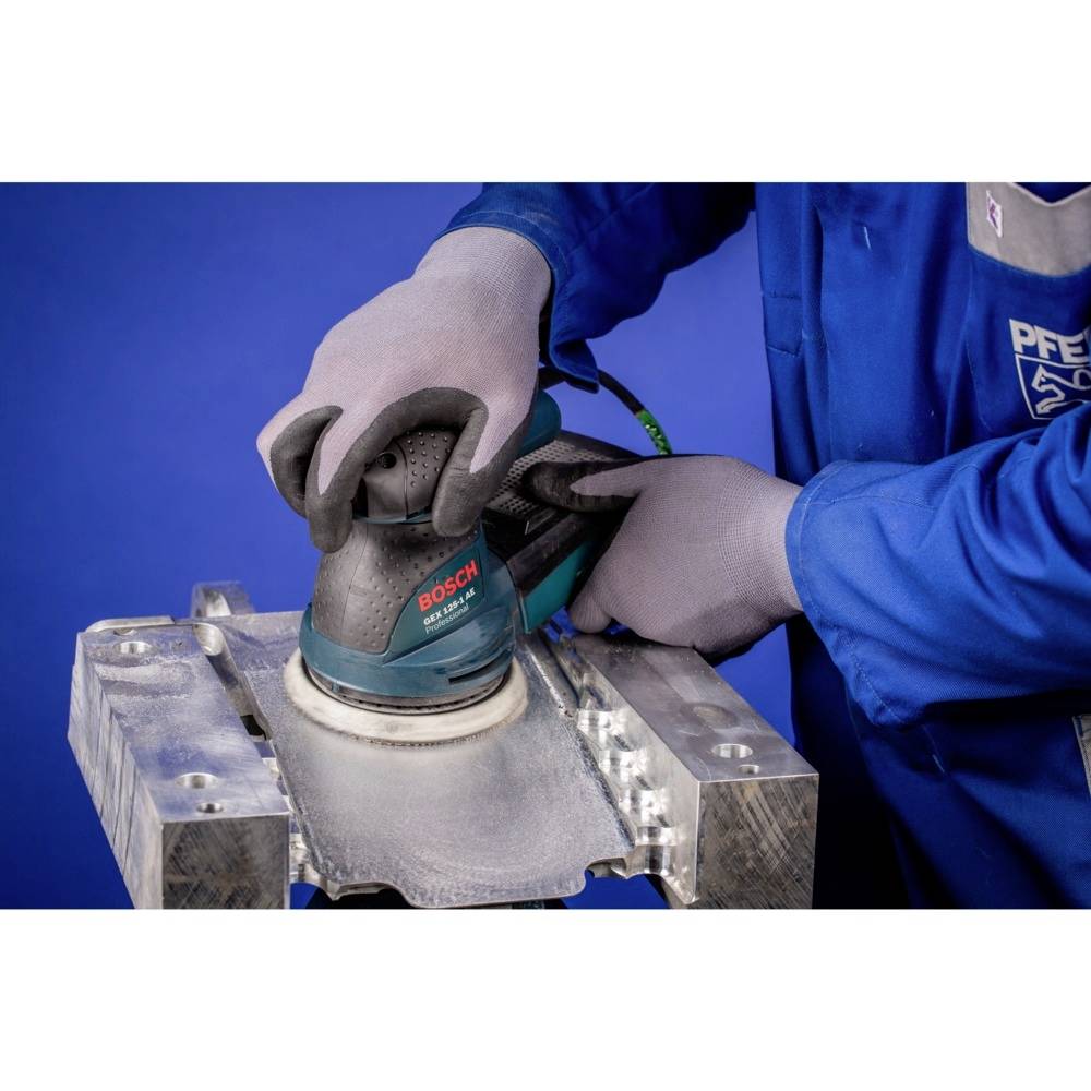 Eine Person schleift eine Metallfläche mit einem Bosch-Elektrowerkzeug. Sie trägt blaue Arbeitskleidung und graue Handschuhe.