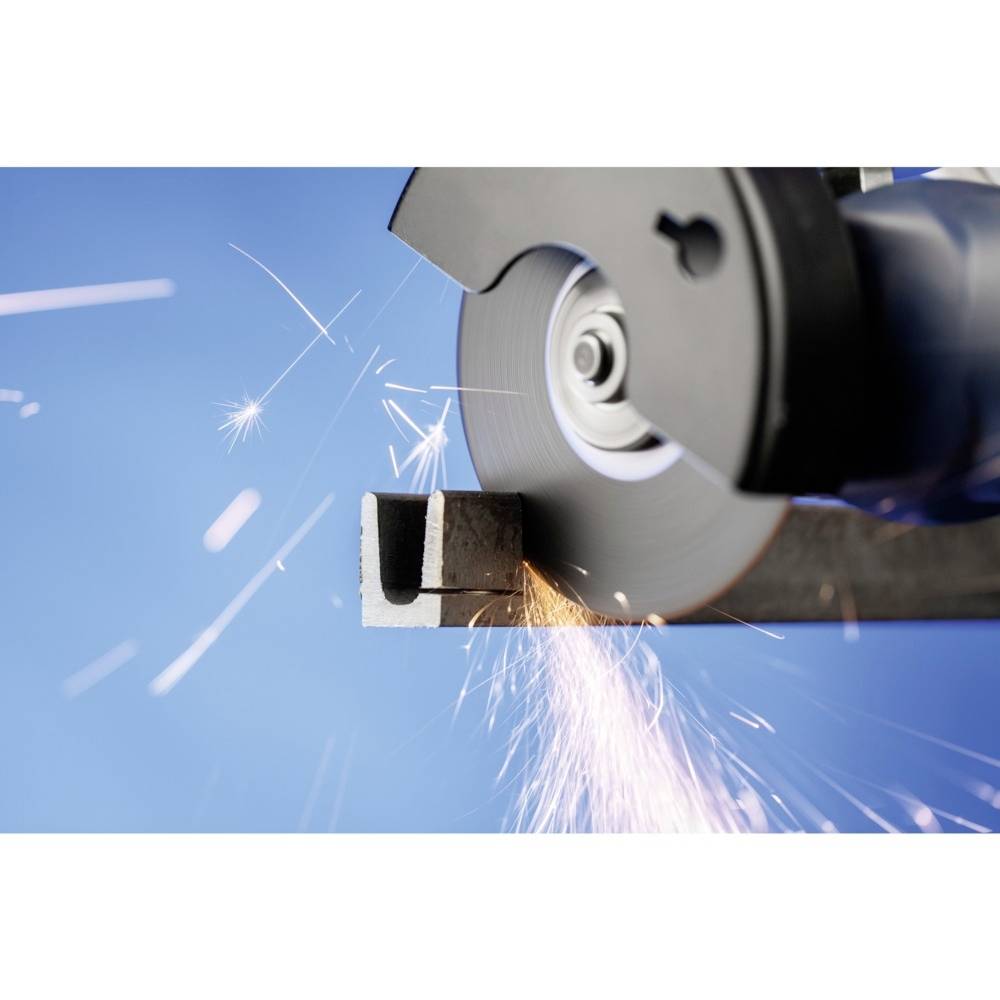 Ein Winkelschleifer schneidet Metall, erzeugt Funken. Hauptfokus auf Klinge und Werkstück vor blauem Hintergrund.