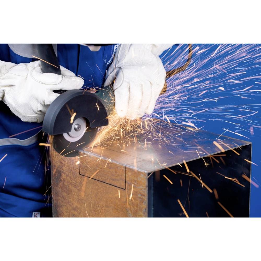 Ein Arbeiter schneidet Metall mit einer Schleifmaschine. Funken sprühen, während er konzentriert an einem Werkstück arbeitet.