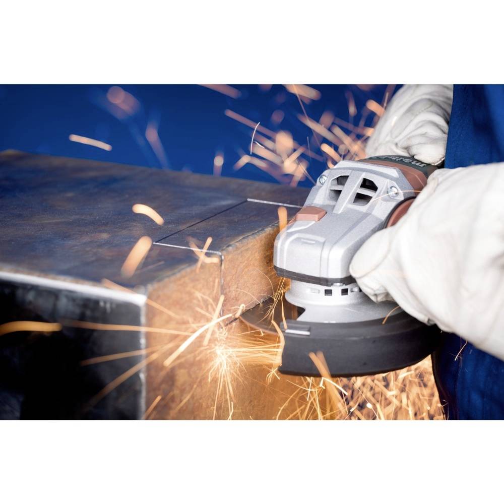 Eine Person schleift mit einem Winkelschleifer Metall, Funken fliegen. Trägt Schutzhandschuhe, blaue Hintergrund.