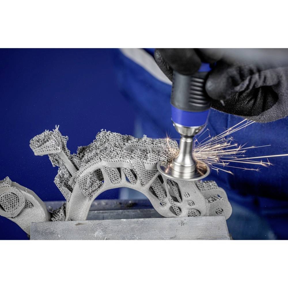 'Feinbearbeitung eines 3D-gedruckten Metallteils mit einem Schleifwerkzeug, das Funken sprüht. Nahaufnahme von Prozess und Textur.'