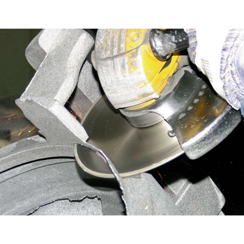 Eine Flex mit Schleifscheibe schneidet durch Metall, Funken sprühen. Arbeiter trägt Schutzhandschuhe und hält die Flex sicher.