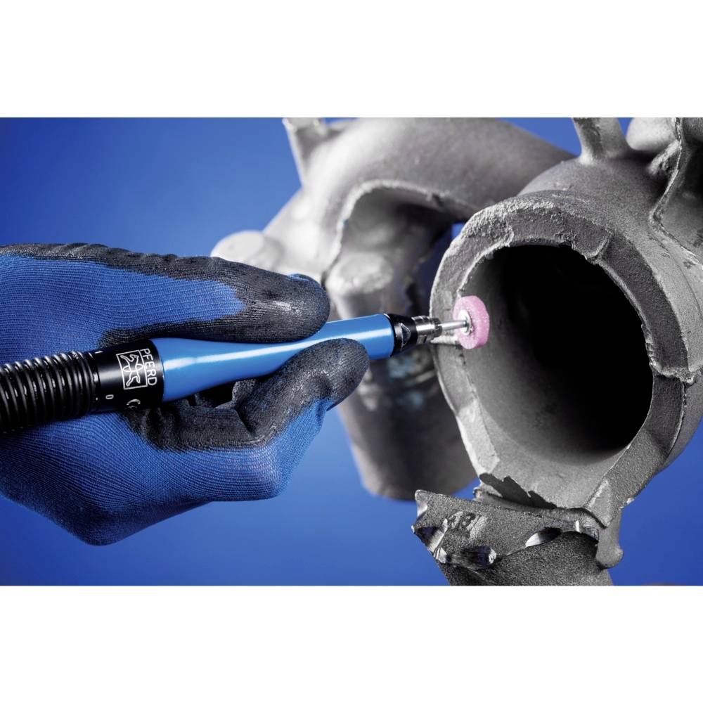 Eine Person in Schutzkleidung schleift mit einem blauen Elektrowerkzeug ein Metallteil. Augenmerk liegt auf präziser Beararbeitung.