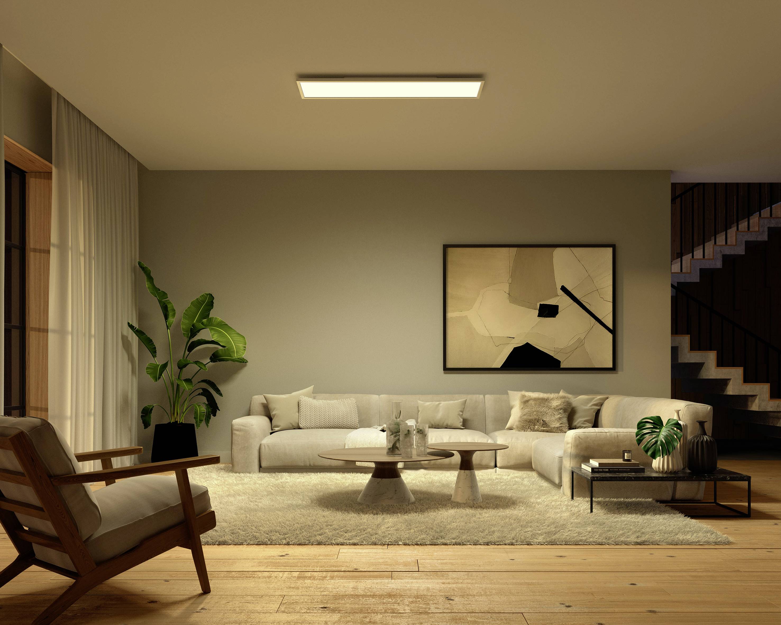 Ein modernes Wohnzimmer mit einem cremefarbenen Sofa, Holztisch, Sessel und Pflanzen. An der Wand hängt ein abstraktes Kunstwerk.