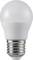Eine moderne LED-Glühbirne mit E27-Sockel. Sie ist energiesparend und hat eine weiße, kugelförmige Oberfläche.