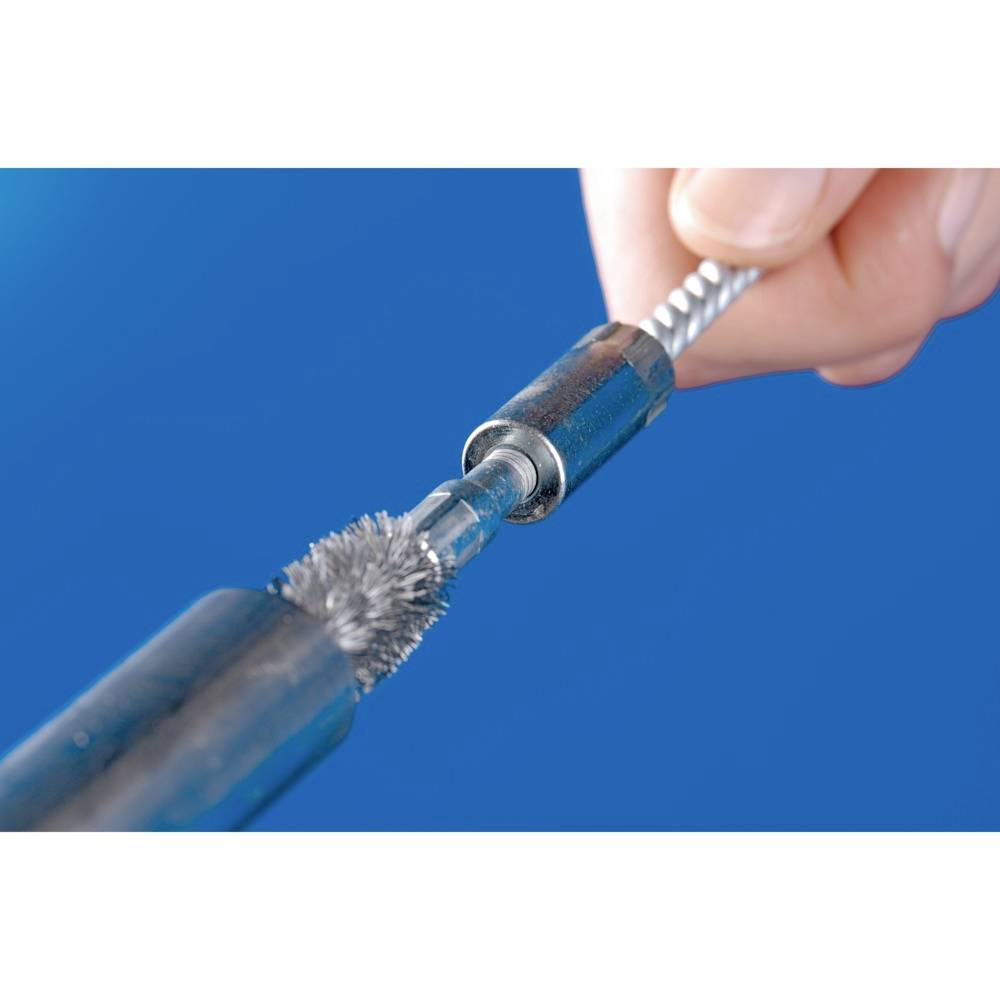 Nahaufnahme einer Hand, die ein Reinigungswerkzeug mit Bürstenaufsatz hält, vor einem blauen Hintergrund. Es wird ein Rohr gereinigt.