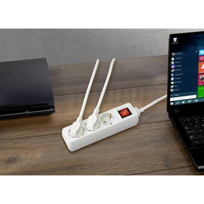 'Mehrfachsteckdose mit zwei eingesteckten Kabeln neben einem Laptop auf einem Holztisch. Der Schalter der Steckdose ist auf 'Ein'.'