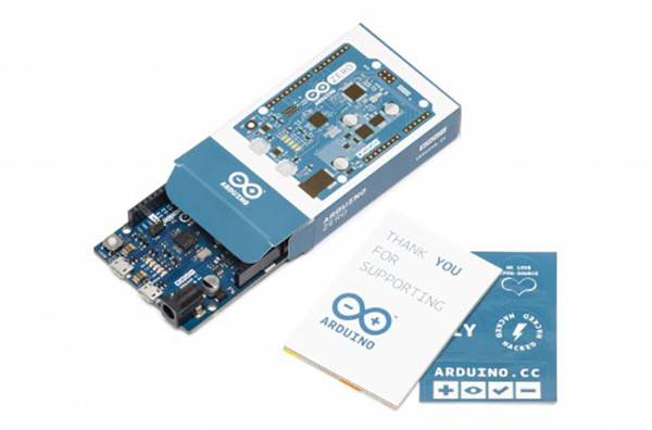 Arduino-Platine in blauer Verpackung mit Aufschrift 'Arduino'. Daneben liegen Karten mit Text 'Thank you for supporting Arduino'.