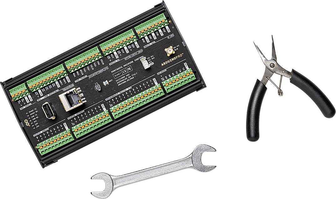 Eine elektronische Steuerplatine mit vielen Anschlüssen, daneben eine Zange und ein Schraubenschlüssel, auf weißem Hintergrund.