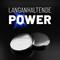 Eine silberne Knopfzelle-Batterie auf schwarzem Hintergrund. Oben ist der Text 'Langanhaltende Power' mit einem blauen Stromblitz.