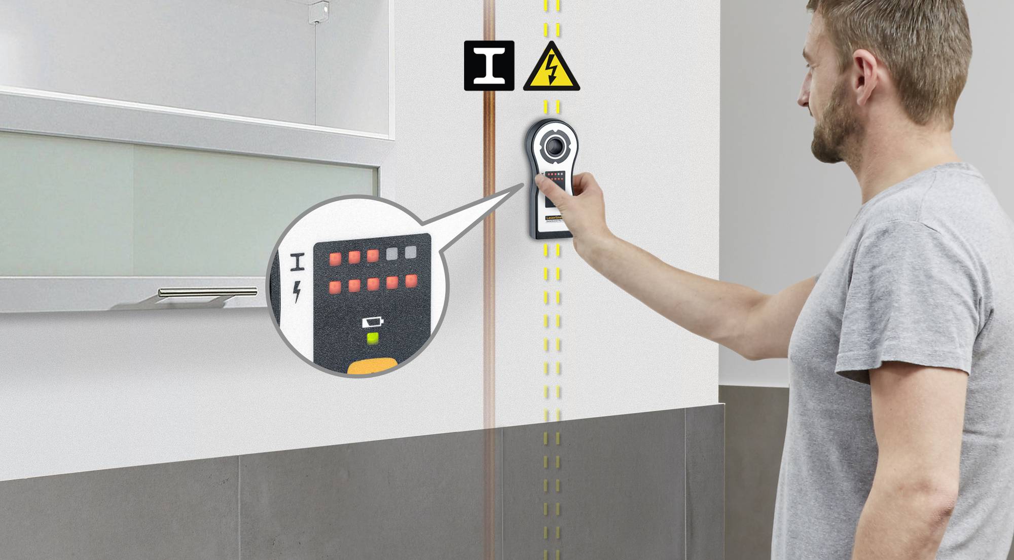 Ein Mann benutzt einen Leitungssucher an einer Wand, um elektrische Leitungen zu lokalisieren. Ein Diagramm zeigt die Detektion an.