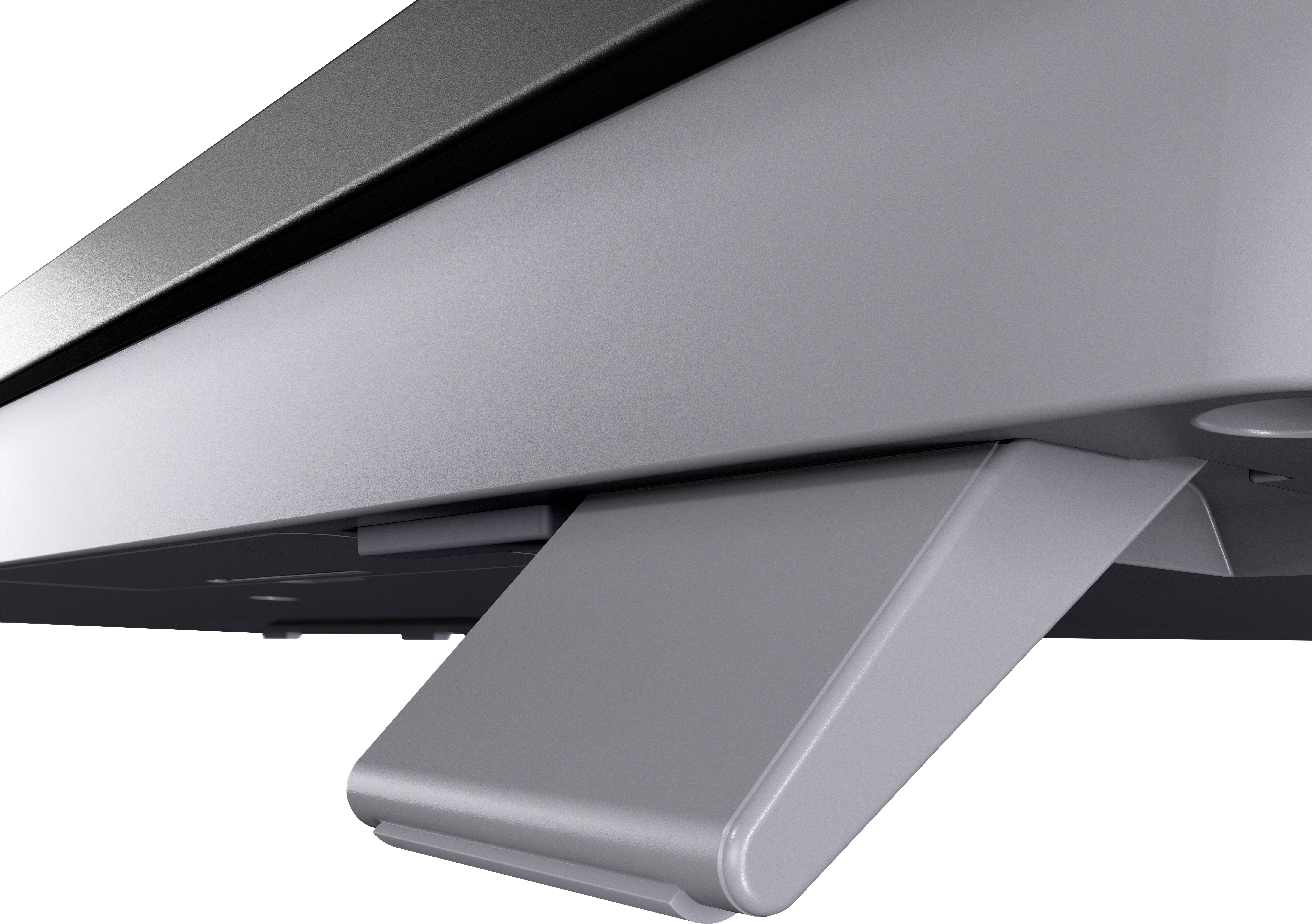 Nahaufnahme einer verstellbaren Monitorhalterung in silberner Farbe, zeigt den Standfuß zur Höhen- oder Neigungsverstellung.