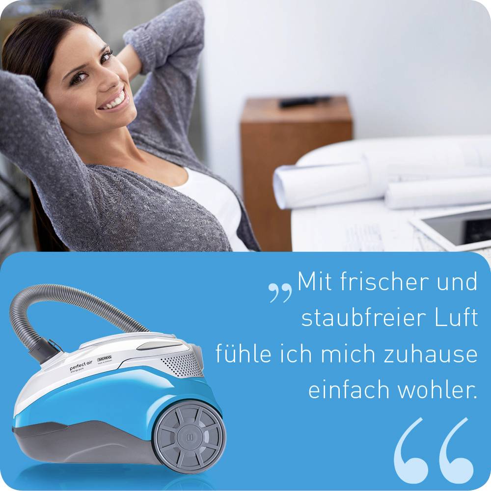 Eine Frau lehnt sich entspannt zurück, während daneben ein blauer Staubsauger zu sehen ist. Text: 'Mit frischer und staubfreier Luft fühle ich mich zuhause einfach wohler.'