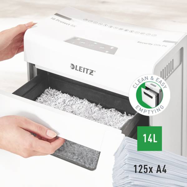 Eine Person leert den Papierkorb eines Aktenvernichters der Marke Leitz, der bis zu 14 Liter Kapazität fasst, geeignet für 125 A4-Blätter.