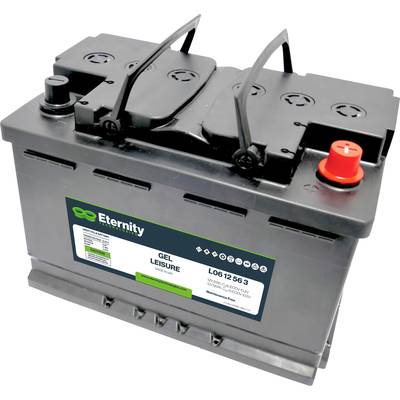 Eine schwarze Autobatterie der Marke 'Eternity' mit zwei Griffen und farblich markierten Polen für Plus (rot) und Minus (schwarz).