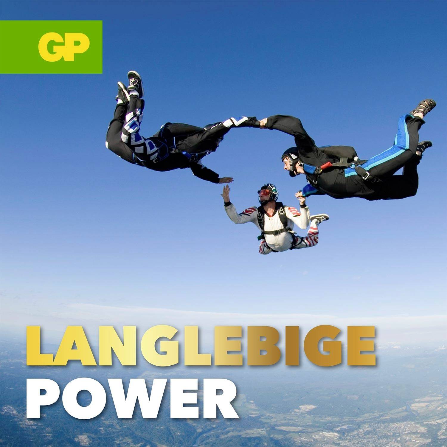 Drei Fallschirmspringer schweben über Landschaft, dazu der Titel 'LANGLEBIGE POWER' und das GP-Logo.