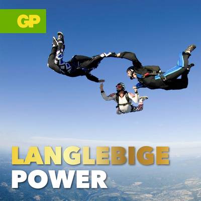 Drei Fallschirmspringer schweben über Landschaft, dazu der Titel 'LANGLEBIGE POWER' und das GP-Logo.