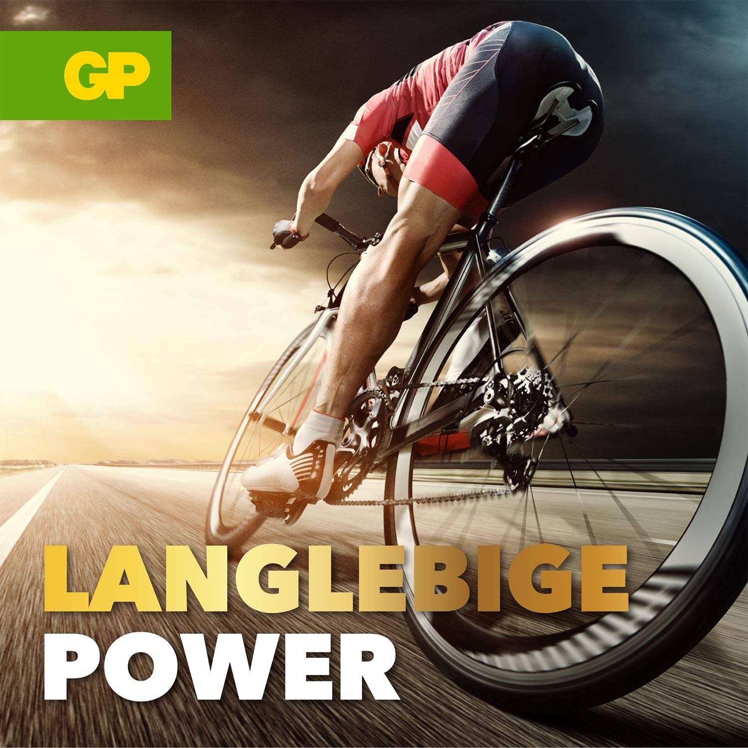 Ein Radfahrer in roter Kleidung fährt schnell auf einer Straße mit dem Sonnenuntergang im Hintergrund. Text: 'Langlebige Power'.