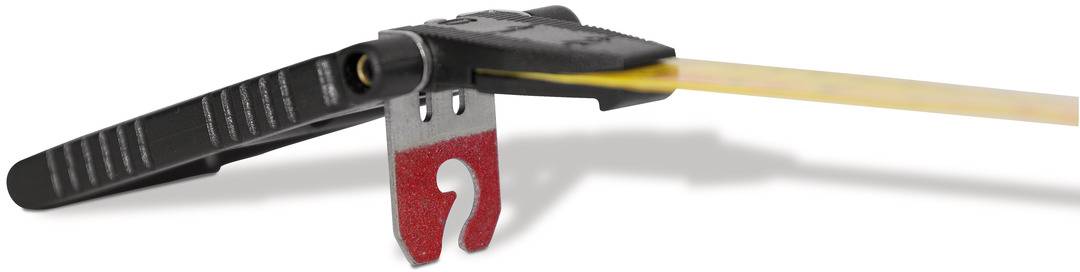 Ein Kabelabisolierer, der ein gelbes Kabel schneidet. Er hat eine schwarze Kunststoffabdeckung und eine rote, metallene Schneidfläche.