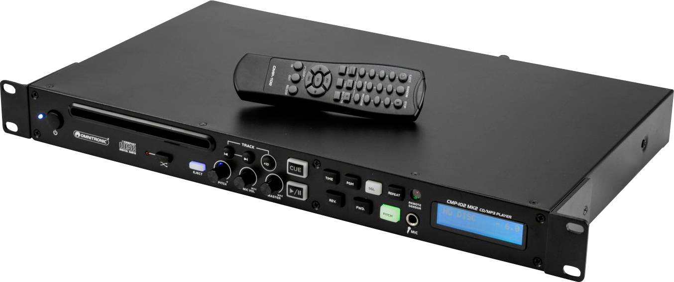 Schwarzes Audio-Player-Gerät im Rack-Format mit Fernbedienung, zeigt verschiedene Anschlüsse und ein kleines Display auf der Vorderseite.