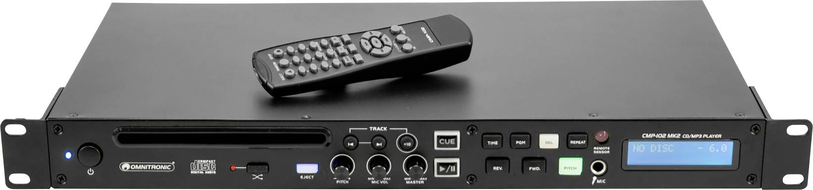 Schwarzer Audioplayer mit mehreren Anschlüssen und Display auf der Vorderseite, Fernbedienung liegt darauf. Gerät zur Audiowiedergabe.