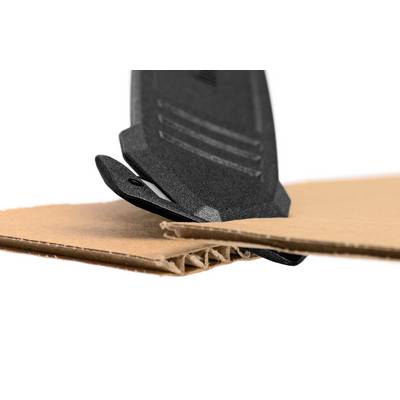 Ein Messer schneidet sauberes, sicheres Gewebe durch Pappe. Das Bild zeigt die Nahaufnahme des Schnittvorgangs auf Wellpappe.