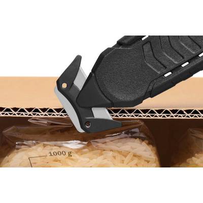 Ein schwarzes Cuttermesser schneidet die Plastikverpackung von Reis, der in einem Pappkarton verpackt ist.