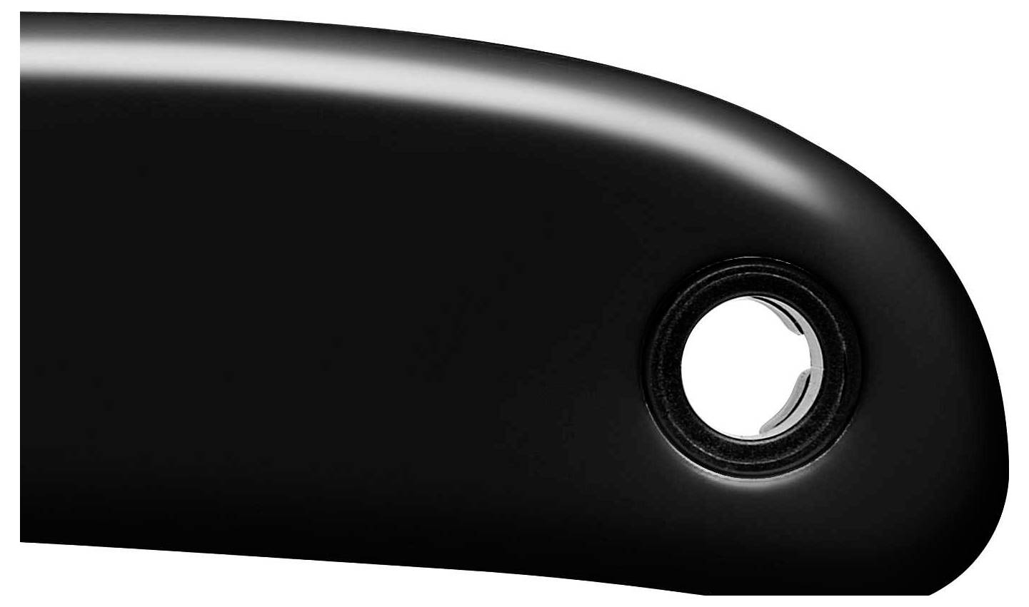 'Silberner Ring auf einer geschwungenen schwarzen Oberfläche.'