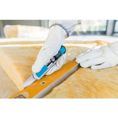 Eine Person mit Handschuhen schneidet eine gelbe Isoliermatte präzise mit einem blauen Cutter auf einer metallenen Führungsschiene.