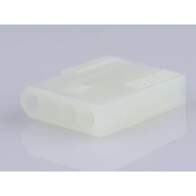 Ein weißer, rechteckiger Kunststoffstecker mit drei Löchern an der Seite liegt auf einer glatten, reflektierenden Oberfläche.