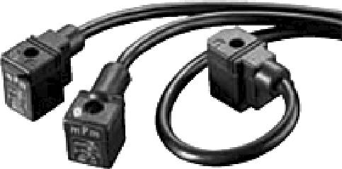 Drei schwarze elektrische Steckverbinder mit Kabeln. Zwei Steckverbinder haben kurze Kabel, der dritte hat ein längeres, gewundenes Kabel.
