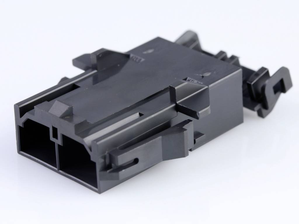 Ein schwarzer Kunststoffstecker mit rechteckiger Form und mehreren Anschlüssen.