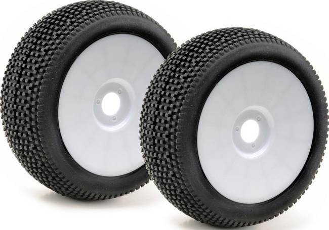 Zwei schwarze, profilierte RC-Autoreifen mit weißen Felgen, nebeneinanderstehend. Geeignet für Offroad-Fahrzeuge.