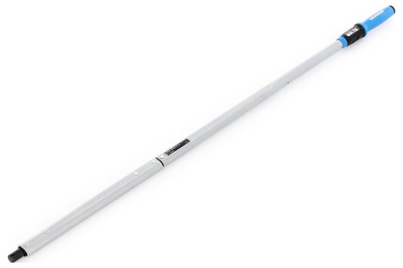 Eine ausziehbare Metallstange mit blauem Griff, wahrscheinlich zum Reinigen oder Streichen verwendet, die vor einem weißen Hintergrund gezeigt wird.