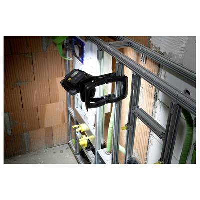 Baustelle im Innenraum mit Metallrahmen und Wandpaneelen, zeigt ein montiertes schwarzes Gerät und grüne Kanäle in einem unfertigen Raum.