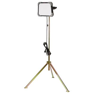 Tragbare Arbeitsleuchte auf einem Stativständer mit quadratischem LED-Lampenkopf und Stromkabel, dargestellt vor weißem Hintergrund.